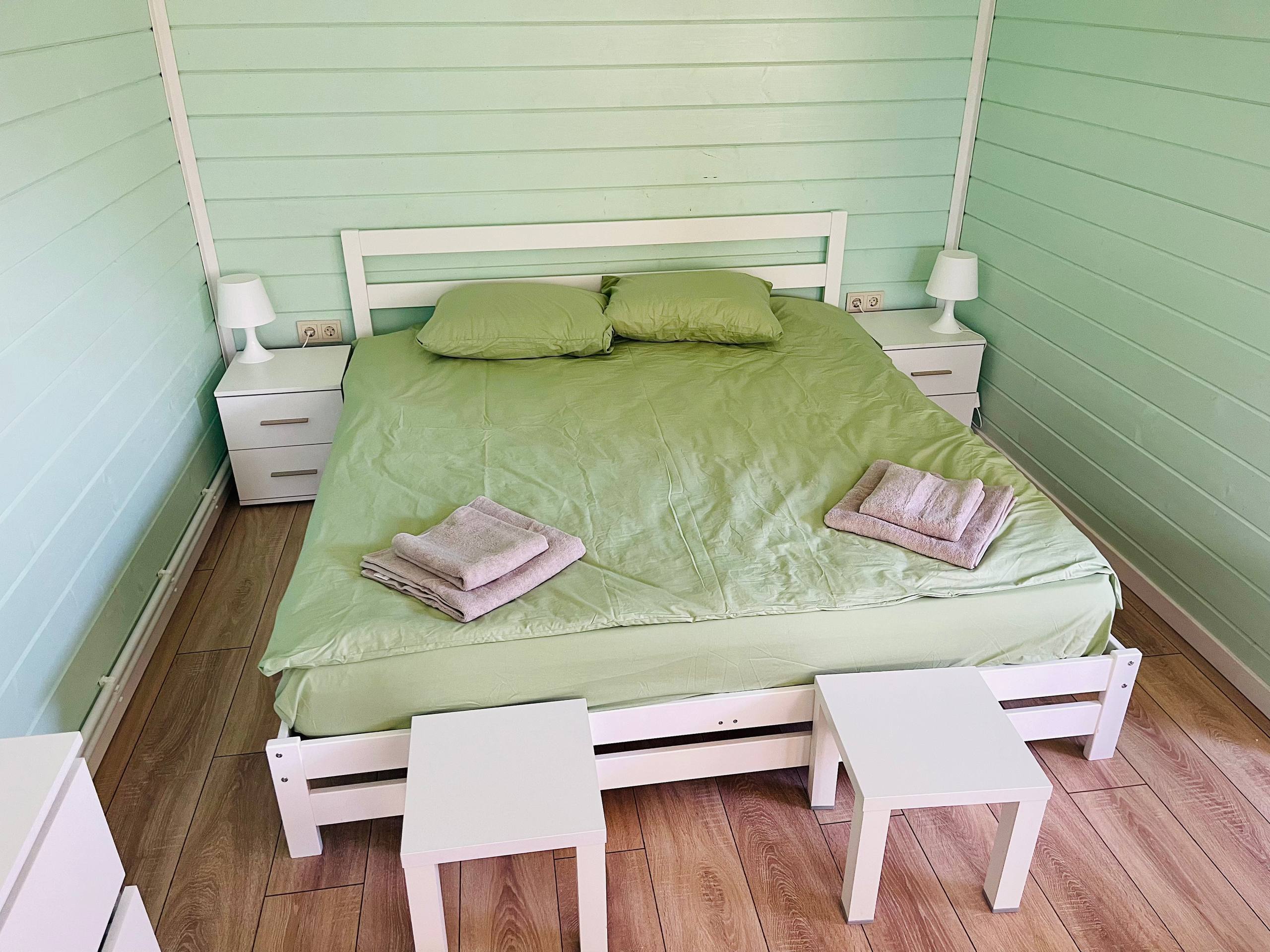 Кровать в спальне